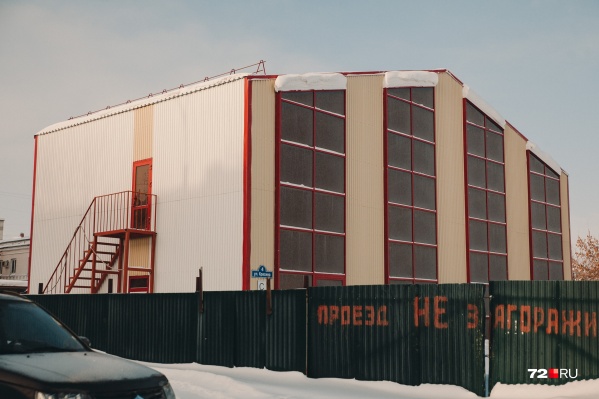 Эстетику фасадов в Тюмени, как выяснилось, никто не оценивает, но у каждого «шедевра» есть авторы, разработавшие проект Эстетику фасадов в Тюмени, как выяснилось, никто не оценивает, но у каждого «шедевра» есть авторы, разработавшие проект
