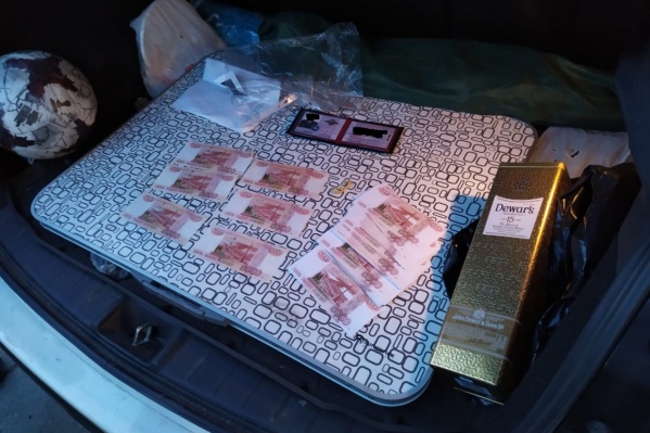 В ФСБ считают, что полицейские незаконно получили 1 миллион 350 тысяч рублей В ФСБ считают, что полицейские незаконно получили 1 миллион 350 тысяч рублей