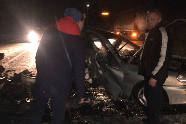 На трассе Тюмень — Омск столкнулись две иномарки — оба водителя в больнице