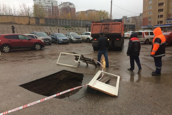 Дыру в земле закроют, как только установят причины провала грунта Дыру в земле закроют, как только установят причины провала грунта