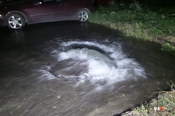 Поток воды спустился и затопил частный сектор Поток воды спустился и затопил частный сектор 