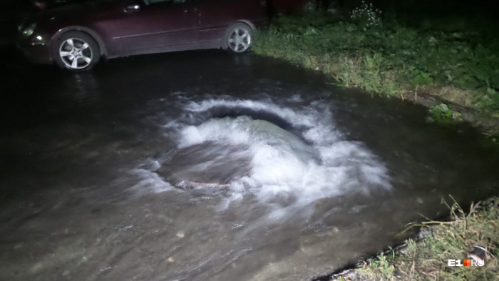 Поток воды спустился и затопил частный сектор Поток воды спустился и затопил частный сектор