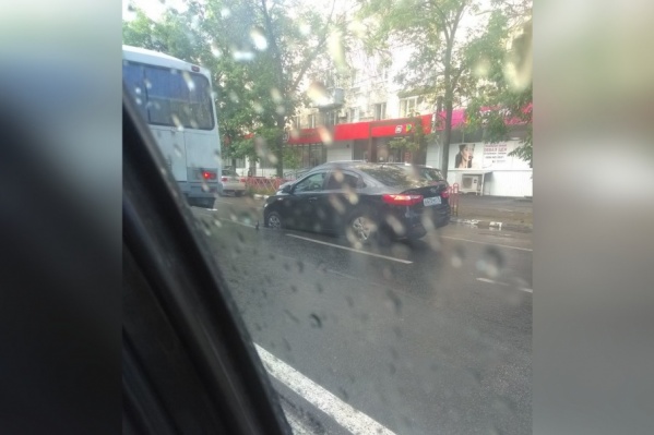 Машина внезапно провалилась на проспекте Машина внезапно провалилась на проспекте