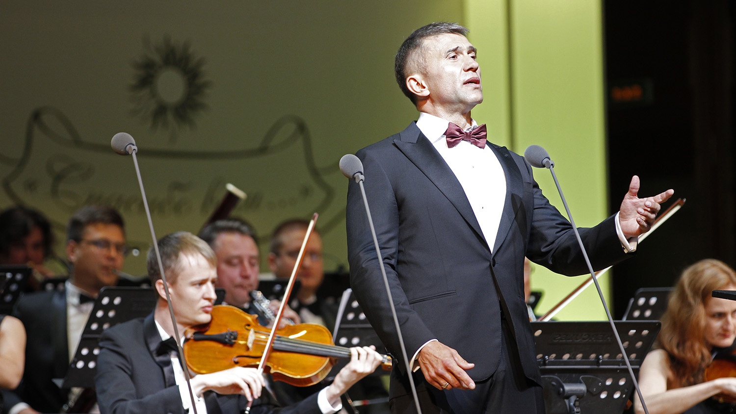 Новосибирский депутат запел оперу в концертном зале Каца
