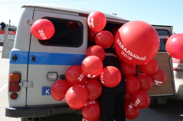 Полицейские изъяли символику акции Полицейские изъяли символику акции