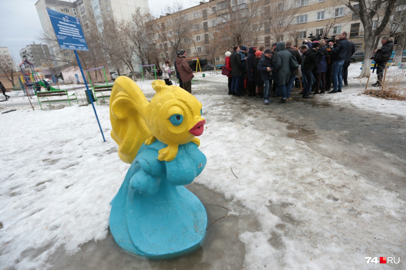 В утонувших весной челябинских дворах местные жители чувствуют себя как рыба в воде В утонувших весной челябинских дворах местные жители чувствуют себя как рыба в воде