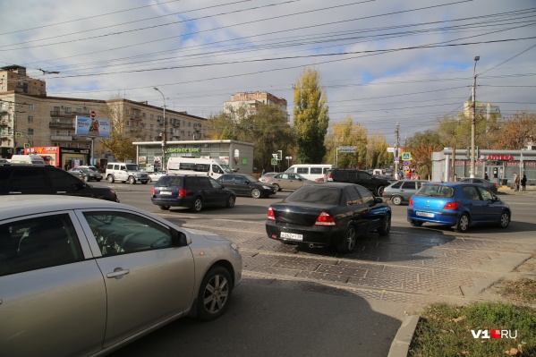 По словам автомобилистов, лишь по счастливой случайности на перекрестке еще не случилось аварий По словам автомобилистов, лишь по счастливой случайности на перекрестке еще не случилось аварий 