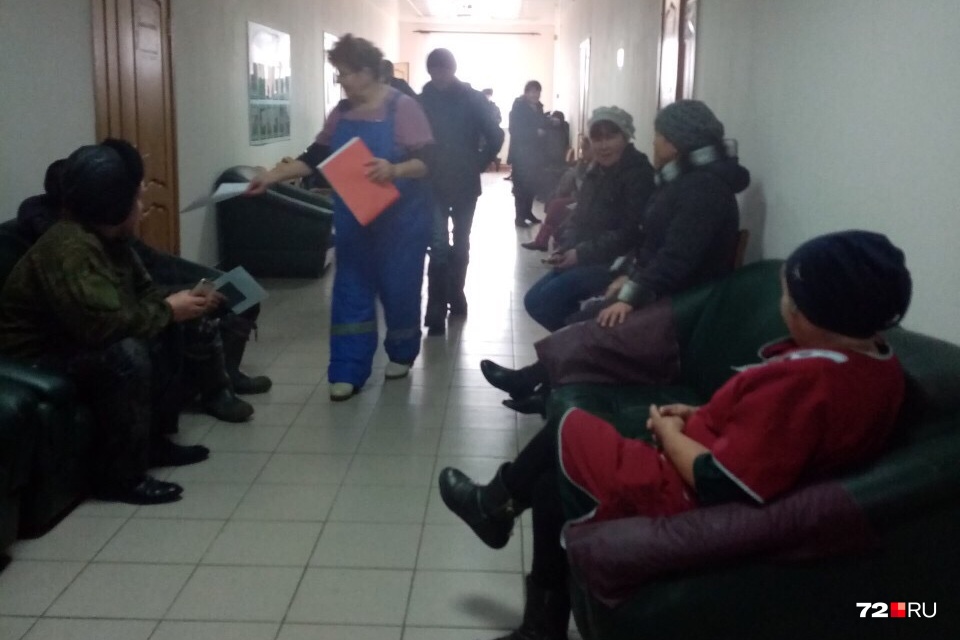 Сегодня, 25 октября, в деревне Ачиры проходит массовый осмотр местных жителей. Врачи принимают людей в местной школе Сегодня, 25 октября, в деревне Ачиры проходит массовый осмотр местных жителей. Врачи принимают людей в местной школе 