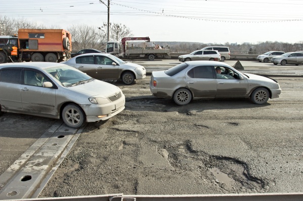 Автоинспекция особенно тщательно проверяет дороги, по которым ходит общественный транспорт (на фото — мост на Сибиряков-Гвардейцев) Автоинспекция особенно тщательно проверяет дороги, по которым ходит общественный транспорт (на фото — мост на Сибиряков-Гвардейцев)