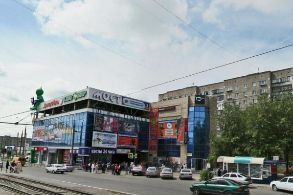 Мужчина напугал посетителей магнитогорского ТК «Мост-1» на улице Завенягина, 10а Мужчина напугал посетителей магнитогорского ТК «Мост-1» на улице Завенягина, 10а