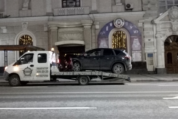 Машины эвакуировали около трех часов ночи Машины эвакуировали около трех часов ночи