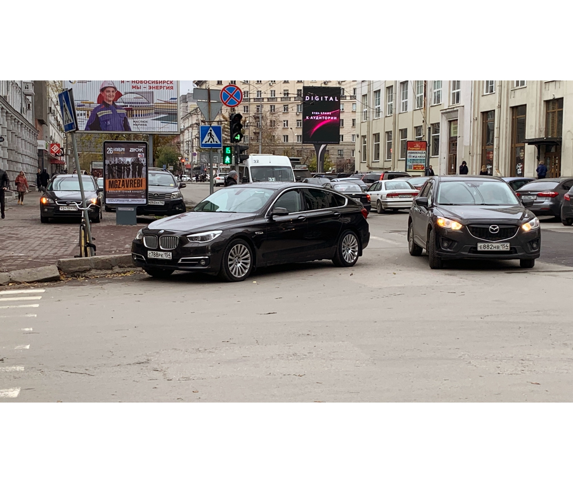 BMW встал на перекрестке, чтобы всем мешать BMW встал на перекрестке, чтобы всем мешать