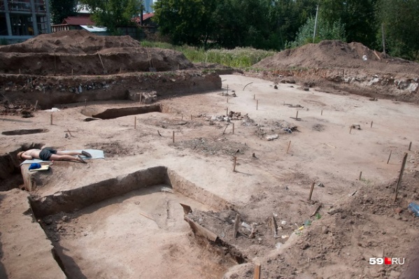 В 2013 году выяснилось, что на этом участке расположено кладбище строителей и первых жителей Перми В 2013 году выяснилось, что на этом участке расположено кладбище строителей и первых жителей Перми