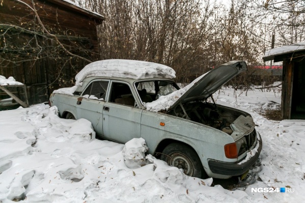 Часто во дворах стоят брошенные автомобили, но у них всё равно есть хозяева Часто во дворах стоят брошенные автомобили, но у них всё равно есть хозяева 