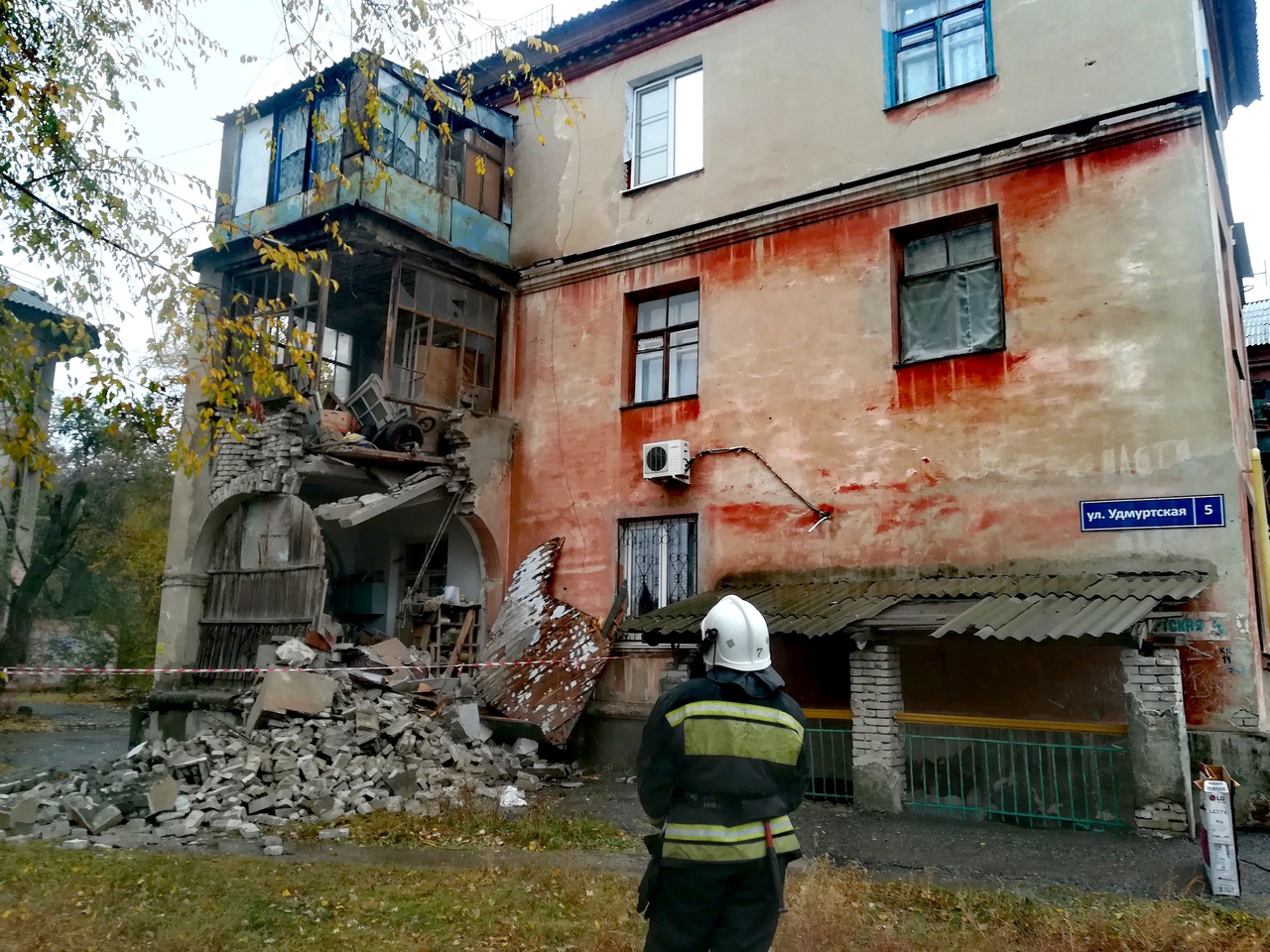 Аварийная волгоград. Рухнул дом в Волгограде. Аварийные дома Волгоград. Аварийные дома в Красноармейском. Обрушение жилого дома в Волгоградской области.