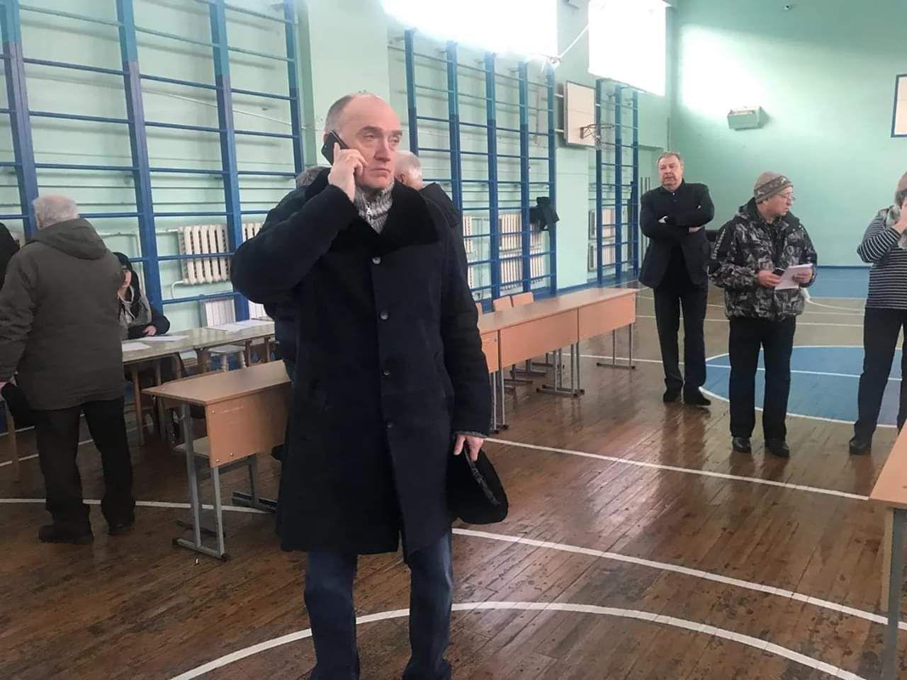 Губернатор Дубровский работает в школе, где сделали временный пункт эвакуации Губернатор Дубровский работает в школе, где сделали временный пункт эвакуации