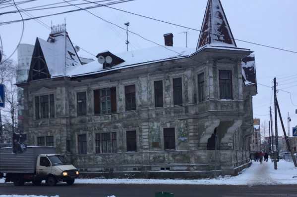 Особняк Калинина — один из красивейших исторических домов, сохранившихся в Архангельске. Правда, без реставрации он обветшал Особняк Калинина — один из красивейших исторических домов, сохранившихся в Архангельске. Правда, без реставрации он обветшал
