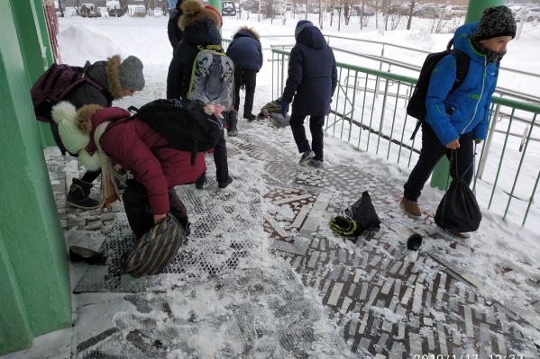 Оказывается, на крыльце просторнее, чем в фойе Оказывается, на крыльце просторнее, чем в фойе