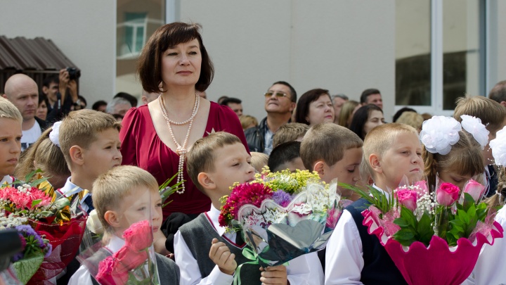 Слишком много букетов: десятки новосибирских учителей отказались от цветов на День знаний