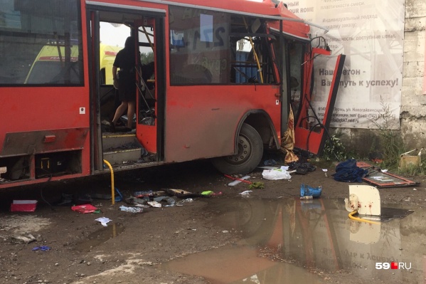 После ДТП автобус обследовали оперативные органы После ДТП автобус обследовали оперативные органы