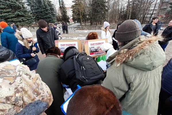 На митинге собирали подписи против строительства На митинге собирали подписи против строительства