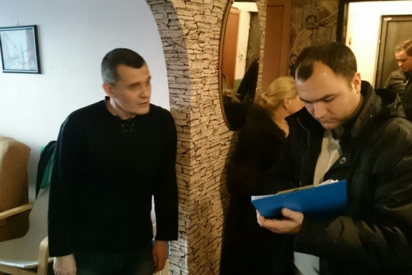 Люди в штатском показали удостоверения сотрудников полиции Люди в штатском показали удостоверения сотрудников полиции