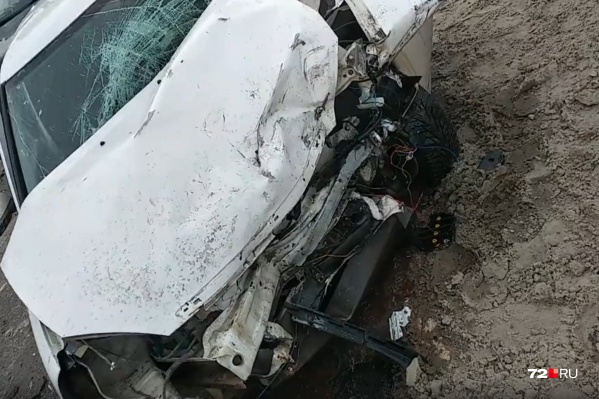 Из салона покореженной машины пострадавшего доставали спасатели Из салона покореженной машины пострадавшего доставали спасатели
