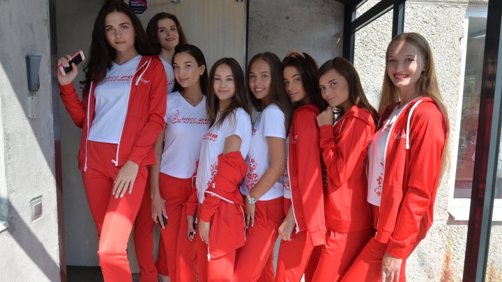 Участниц «Мисс Екатеринбург» одели в спортивные костюмы от уральского модельера: рассматриваем фото