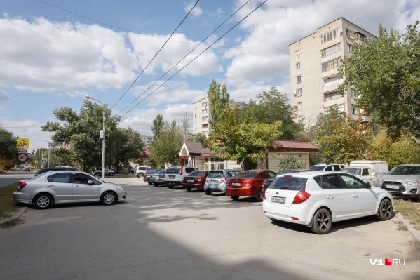 Большинство волгоградцев высказались за сохранение парковки, но чиновникам всё равно Большинство волгоградцев высказались за сохранение парковки, но чиновникам всё равно 