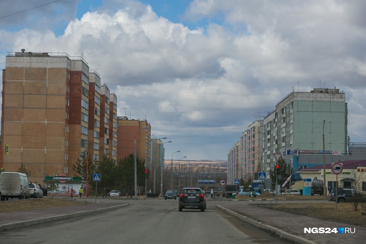 Малыми и средними считаются города с населением менее 200 тысяч человек Малыми и средними считаются города с населением менее 200 тысяч человек