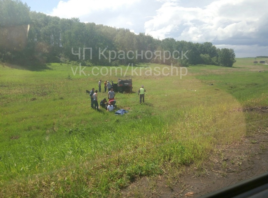 На трассе под Красноярском две иномарки улетели в кювет