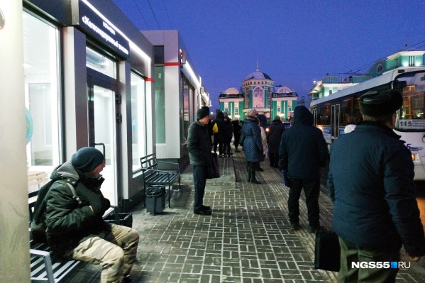 Свет горит, а войти нельзя — это тёплый остановочный павильон у ж/д вокзала Свет горит, а войти нельзя — это тёплый остановочный павильон у ж/д вокзала