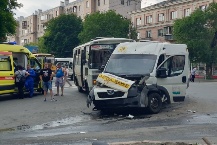 В ДТП пострадали водитель и пассажир грузовой «Газели», а также пассажир маршрутки