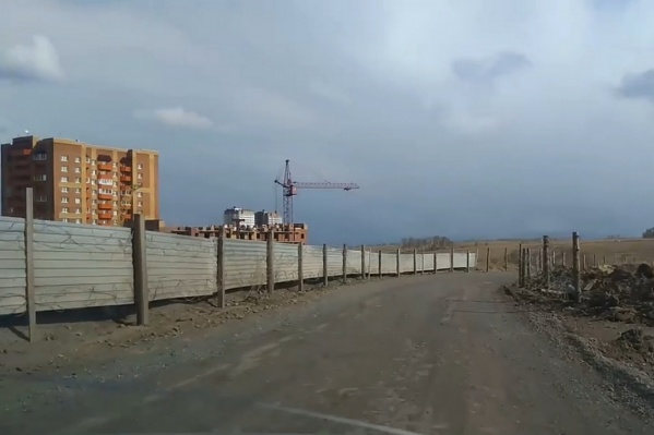 Дорога с колючей проволокой в Солнечном Дорога с колючей проволокой в Солнечном