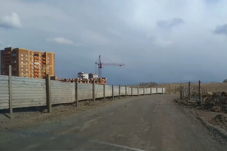Дорога с колючей проволокой в Солнечном Дорога с колючей проволокой в Солнечном
