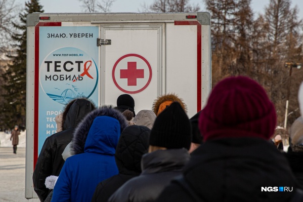 Тест-мобиль начал работать с 13:00 — в это время уже начала образовываться очередь Тест-мобиль начал работать с 13:00 — в это время уже начала образовываться очередь