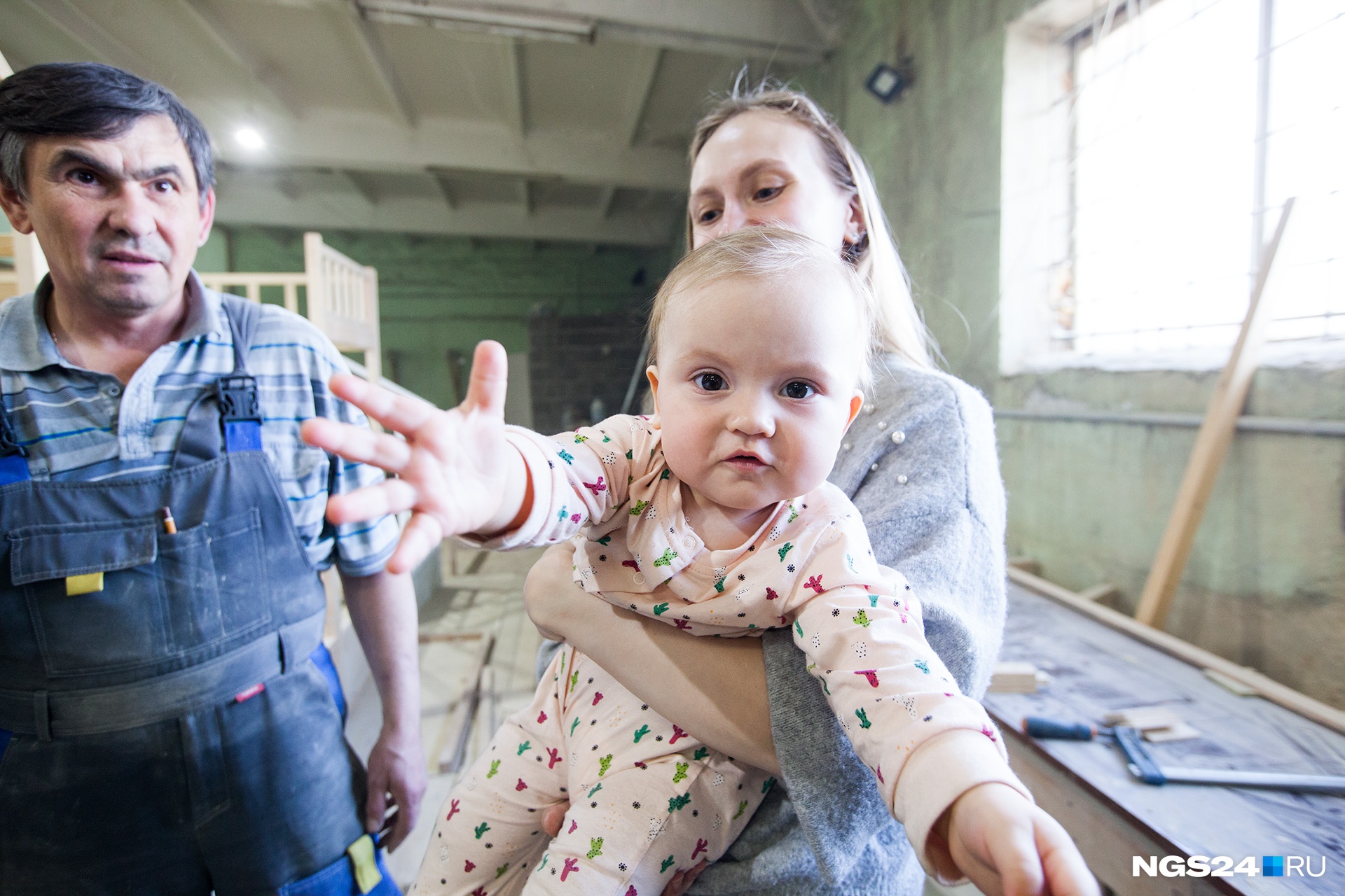 Маленькая Маруся чувствует себя вполне комфортно на производстве — скоро она тоже дорастет до кроваток-домиков Маленькая Маруся чувствует себя вполне комфортно на производстве — скоро она тоже дорастет до кроваток-домиков 