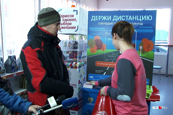 Волонтеры протестировали водителей на знание ПДД Волонтеры протестировали водителей на знание ПДД