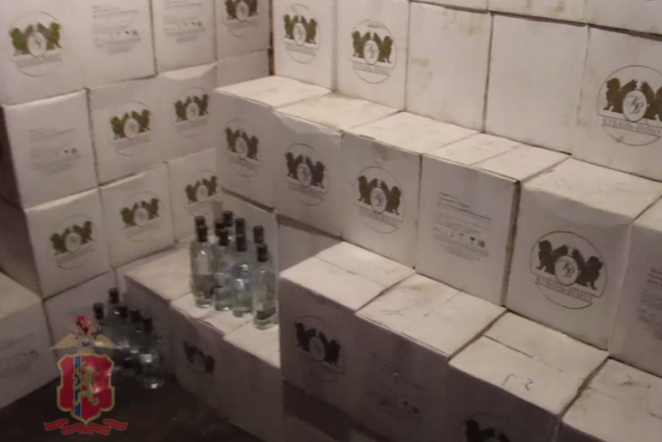 Как сообщает полиция, склад c бутылками водки обнаружен в Канске. Всего в боксе нашли 1300 бутылок водки 25 наименований