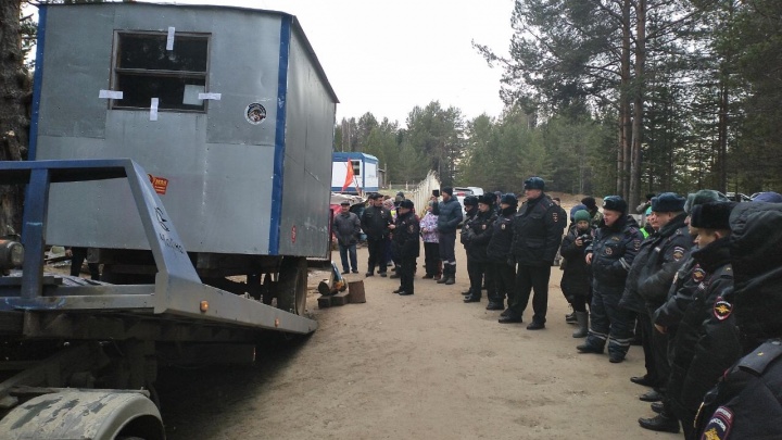 Полицейские изъяли у экоактивистов на посту у Вычегды вагончик и теплицу: смотрим, как это было