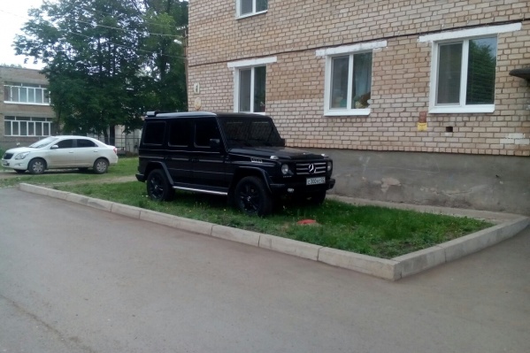 Зачем искать правильное место для парковки, если у тебя Mercedes? Зачем искать правильное место для парковки, если у тебя Mercedes?