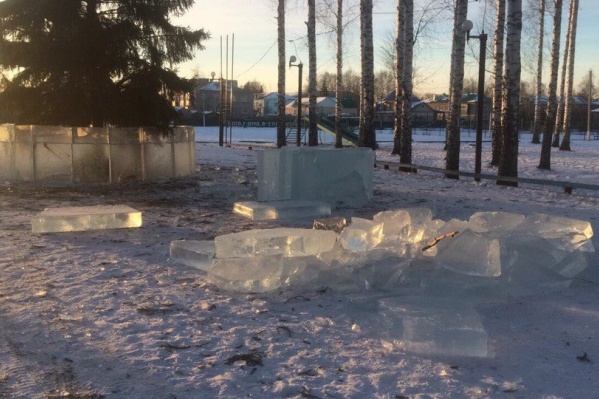 Городок для детей еще не успели достроить Городок для детей еще не успели достроить