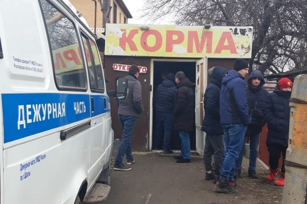 По словам местных жителей, они не раз жаловались на этот магазин По словам местных жителей, они не раз жаловались на этот магазин