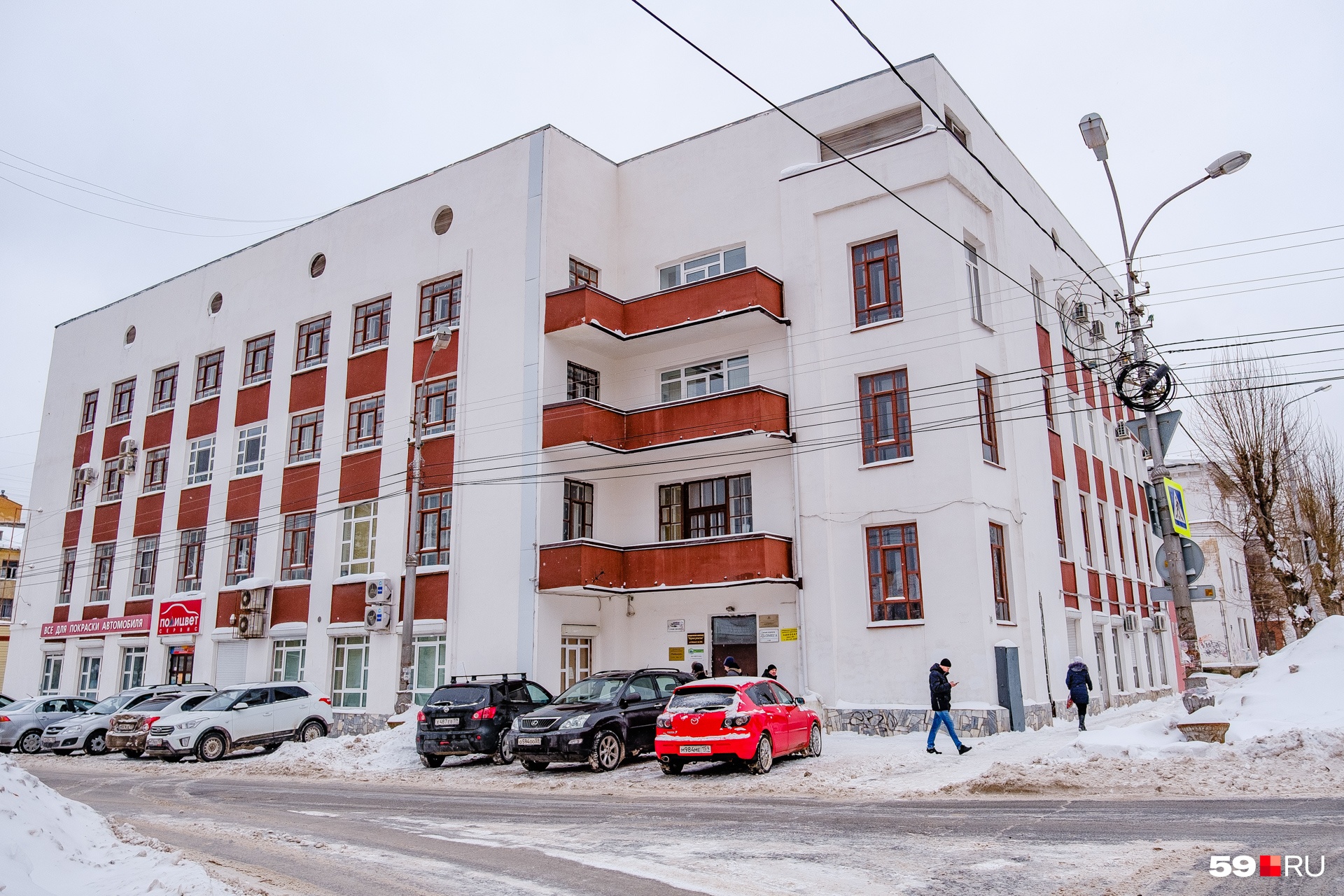 Угол оформлен балконами Угол оформлен балконами