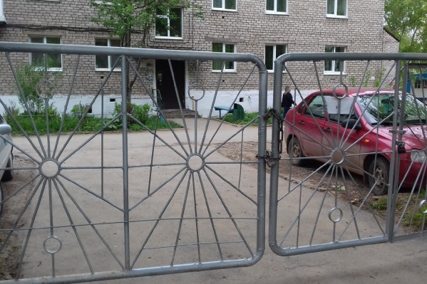Тот самый злополучный забор. Теперь к нему приварили дополнительные прутья Тот самый злополучный забор. Теперь к нему приварили дополнительные прутья