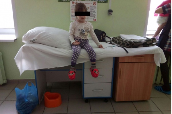 К столу придвинули тумбочку, чтобы ребёнок мог лечь К столу придвинули тумбочку, чтобы ребёнок мог лечь