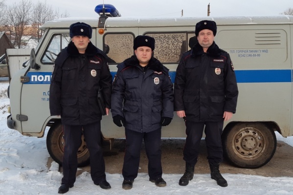 Трое полицейских помогли семье из Прикамья выбраться из леса Трое полицейских помогли семье из Прикамья выбраться из леса