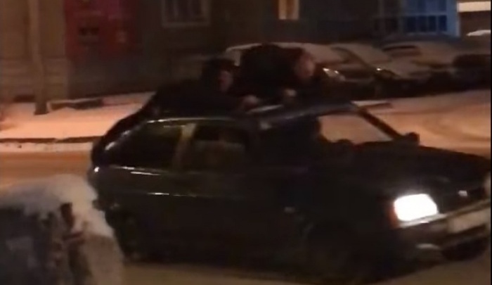 Катавшего пассажиров на крыше ВАЗа нашли и оштрафовали после видео в соцсети
