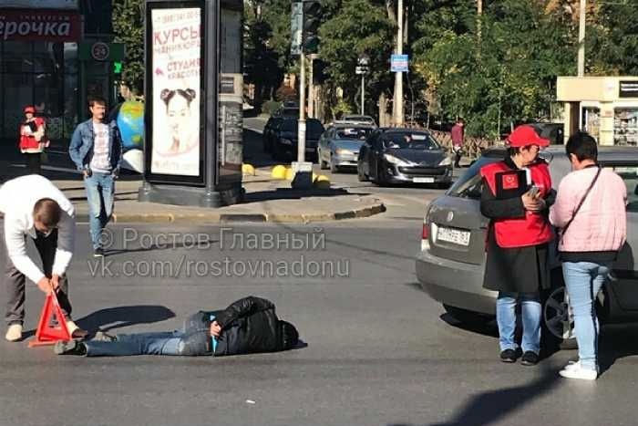 Женщину после аварии отвезли в больницу Женщину после аварии отвезли в больницу