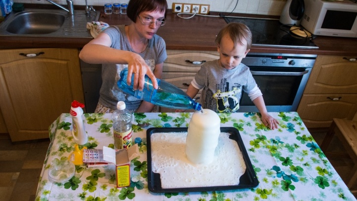 Научное шоу на кухне: многодетная мама с Ботаники устроила в квартире химическую лабораторию